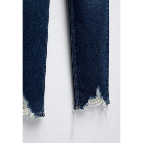BLOGGERS FAVORITE NWT ZARA Z1975 RIPPED HEM MOM FIT JEANS - Picture 7 of 14